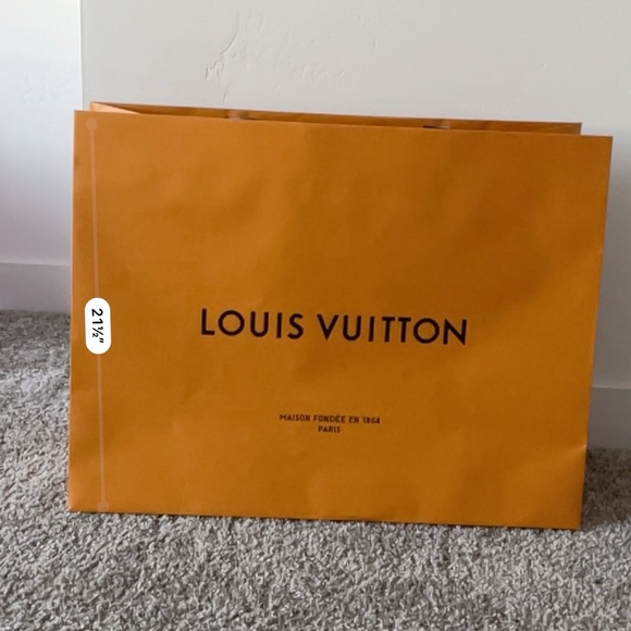 Louis Vuitton - Picture 6 of 7
